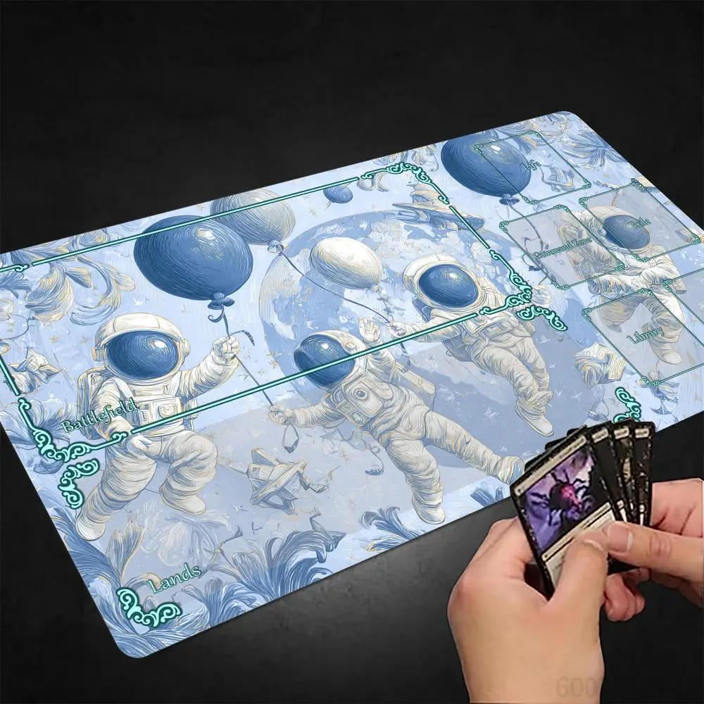 Cartoon Mini Astronaut MTG Spielmatte Magic Card Matte mit genähtem Rand, rutschfeste, langlebige Tischunterlage, Brettspielmatte für TCG