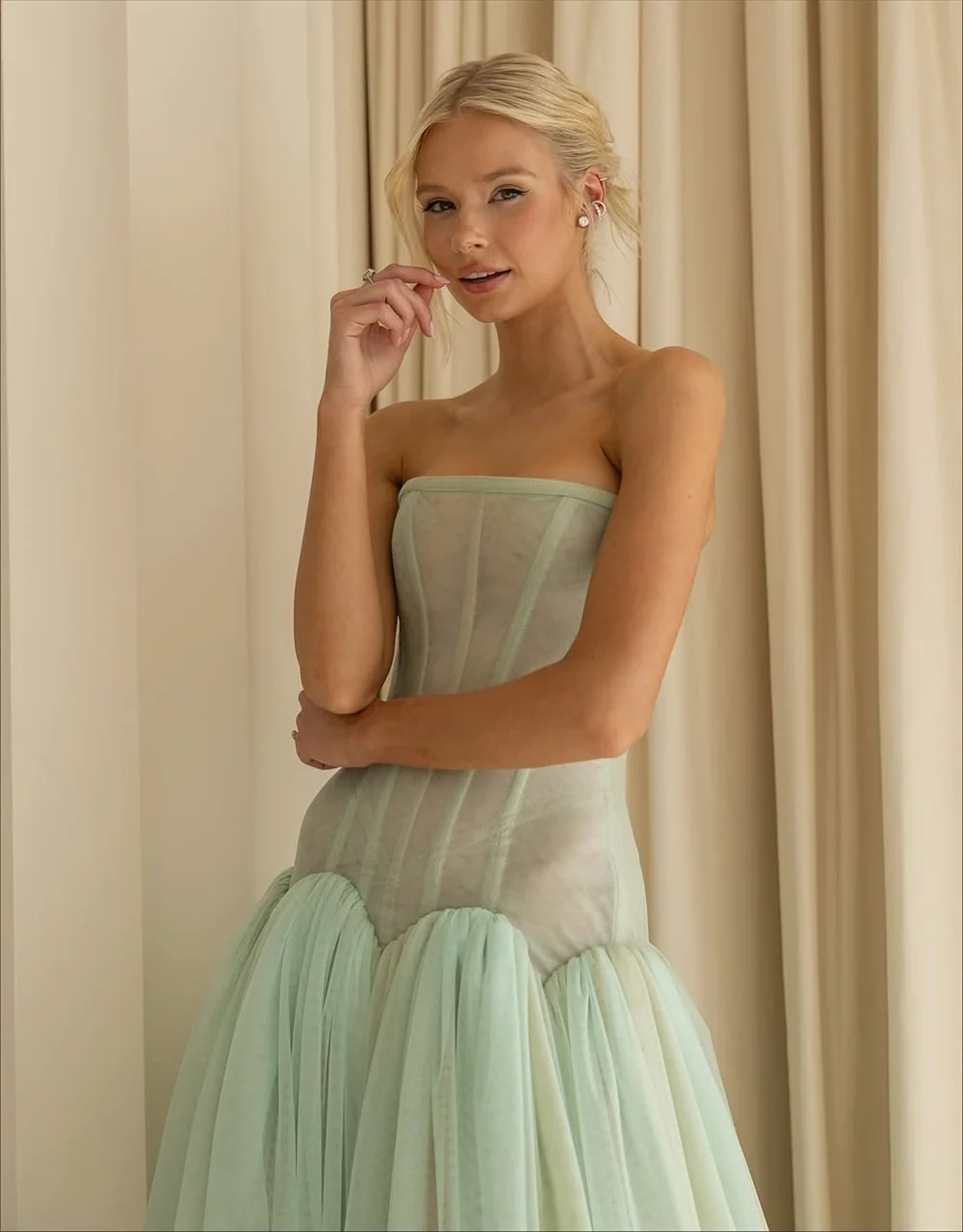 캐시 맞춤형 애플 그린 스트랩리스 A라인 프로무 드레스 우아한 민소매 웨딩 드레스 코트 트레인 이브닝 드레스 2025