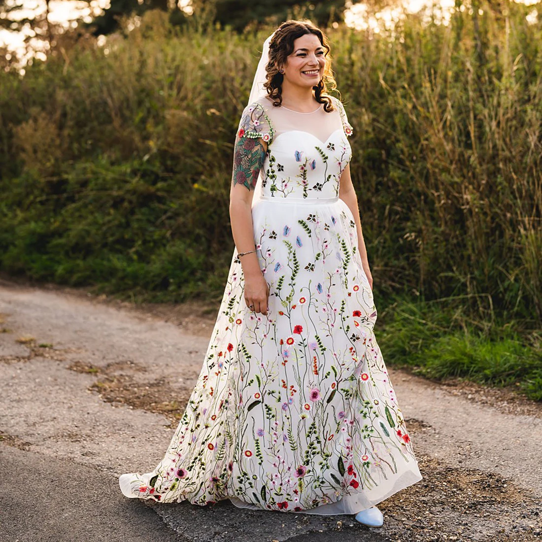 Sweetheart Embroidered Wildflower Colorful Wedding Dress Customized Short A Line Cap Sleeves Blossom Corset Dream Bridal Gowns