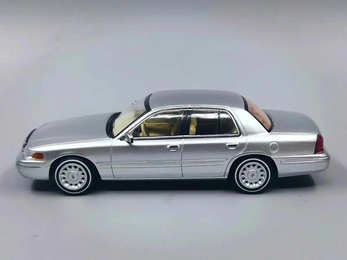 GOC 1:64 Crown Victoria 2nd Generation Detective Edition Civilian