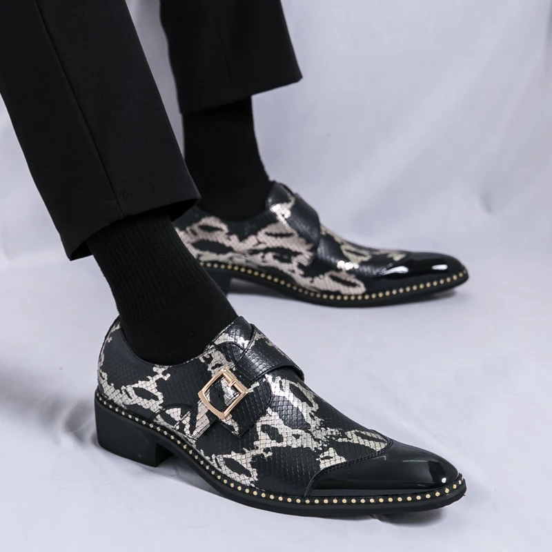 Europeu e americano novo padrão de cobra pontiaguda fivela pontiaguda cor bloqueando na moda e nicho sapatos de palco jovem