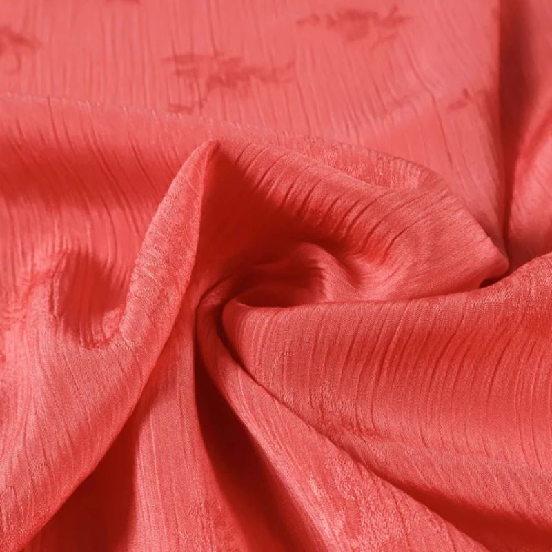 

Грейпфрут Красная Ирис Цветочный Теневой Узор Креп Атласная Ткань Драпированный Для Кожи Вертикальная Полоса Тонкий Облегающий Текстурированный Материал