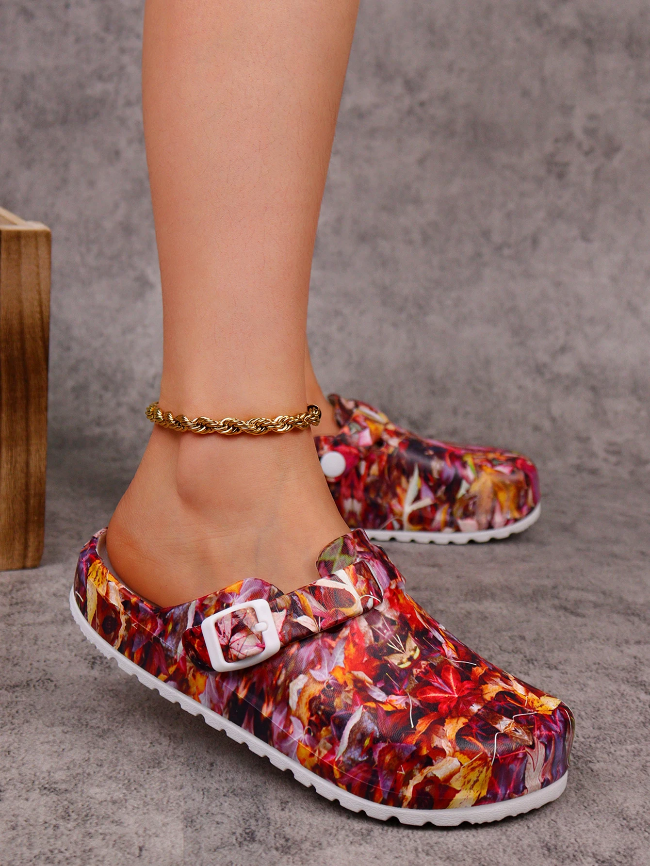 حذاء نسائي عصري بطبعة أوراق القيقب الأحمر عند أصابع القدم، حذاء عمل صيفي غير قابل للانزلاق على طراز إيفا، حذاء بفتحة مسطحة خفيف الوزن، نعل مريح وناعم، أبازيم قابلة للتعديل، مناسب للشاطئ، جارد