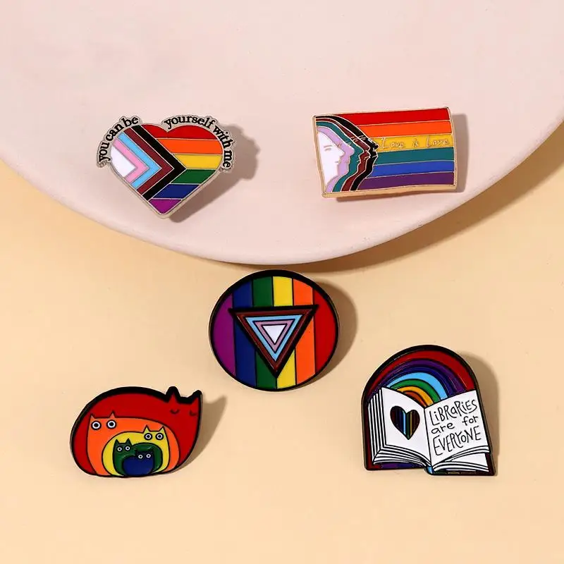 Alfileres personalizados, libro de arcoíris, broches con forma de corazón y diente de plumas de gatos, insignias de solapa, regalo de joyería para amantes del socio, esmalte del orgullo LGBT