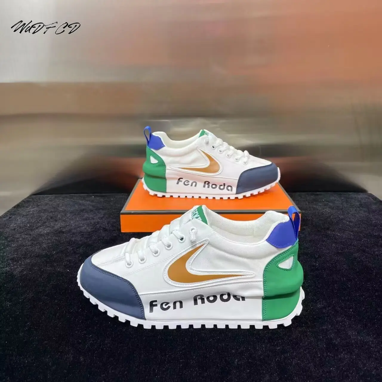 Zapatillas de deporte gruesas para hombre, zapatos informales a la moda, de piel de microfibra, transpirables, con plataforma interna aumentada