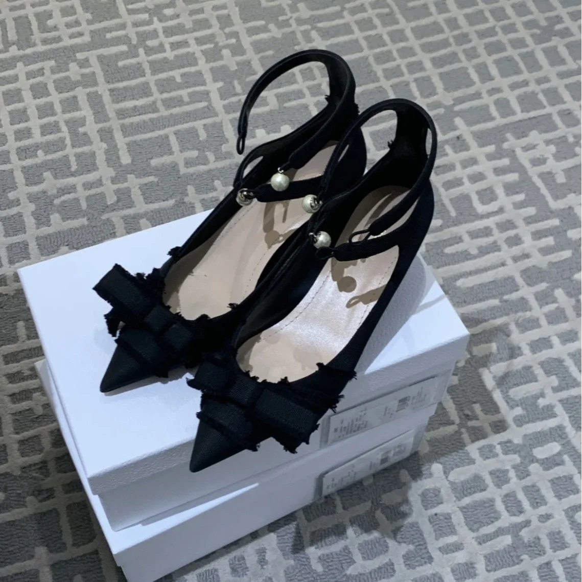 

2025 Summer New French Bow Women's High Heels Pointed Toe Kitten Heel Retro Elegant Buckle Lady Large Size SShallow Single Shoes