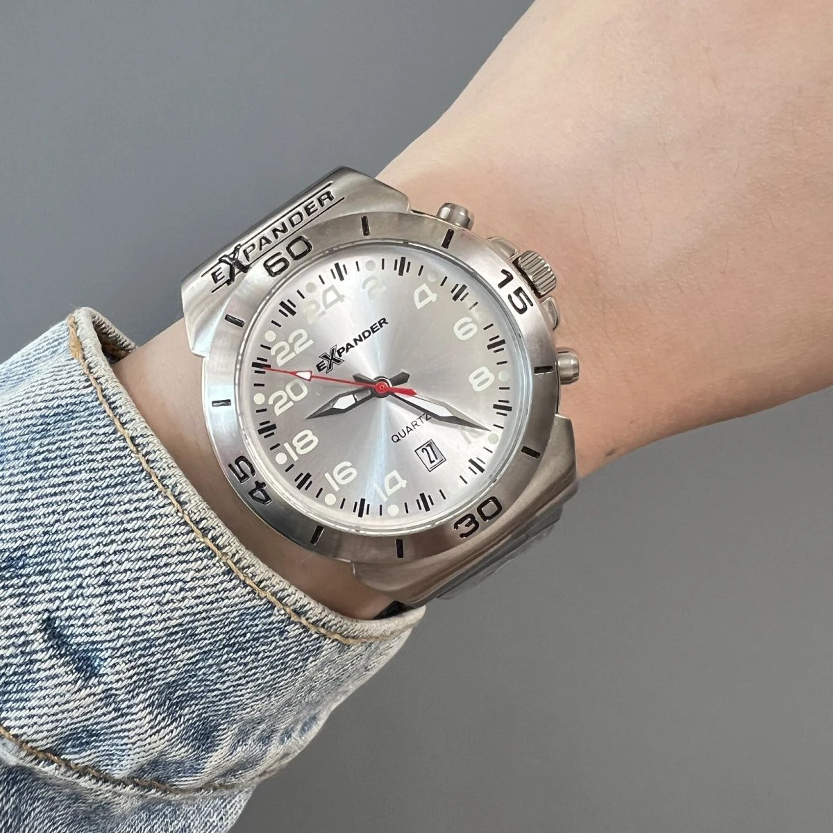 Jam Tangan Quartz Stainless Steel Retro Sport dengan Mesin Quartz dari Jepang Diameter 40mm Tebal 13mm Kaca Mineral Bercahaya