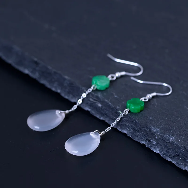 Gancho para la oreja de plata con flor de cuatro hojas verde 925 hecho a mano creativo, pendientes largos de gota de agua de Calcedonia blanca, uso diario exquisito