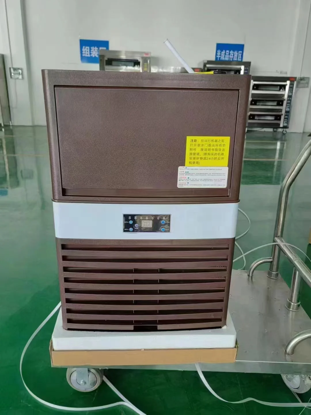 50 كجم 100 كجم 150 كجم 200 كجم 300 كجم صانع الثلج التجاري المدمج في الفولاذ المقاوم للصدأ قائم بذاته ماكينة صنع الثلج الأوتوماتيكية