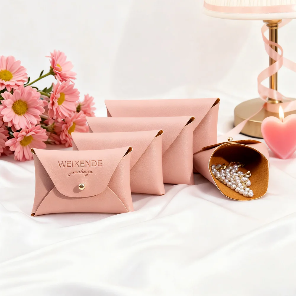 

50 шт., индивидуальный логотип, 10x7 см, 7x5 см, органайзер для ювелирных изделий из искусственной кожи, подарок, маленькая сумка с заклепками, упаковка для хранения, свадебные сувениры