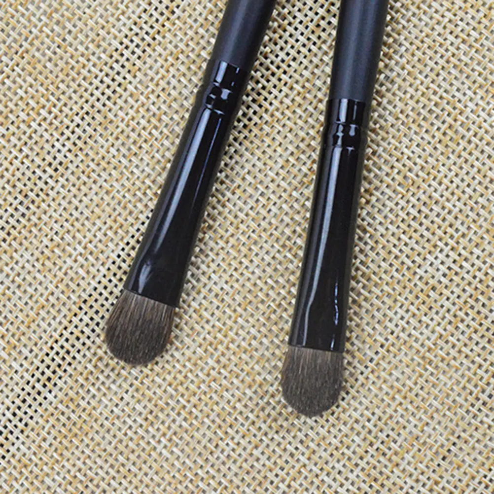 Long Handle Eyeshadow Brush Black Premium Wood Handle Soft Bristles Natural Makeup Look Professional Eye Makeup Brush