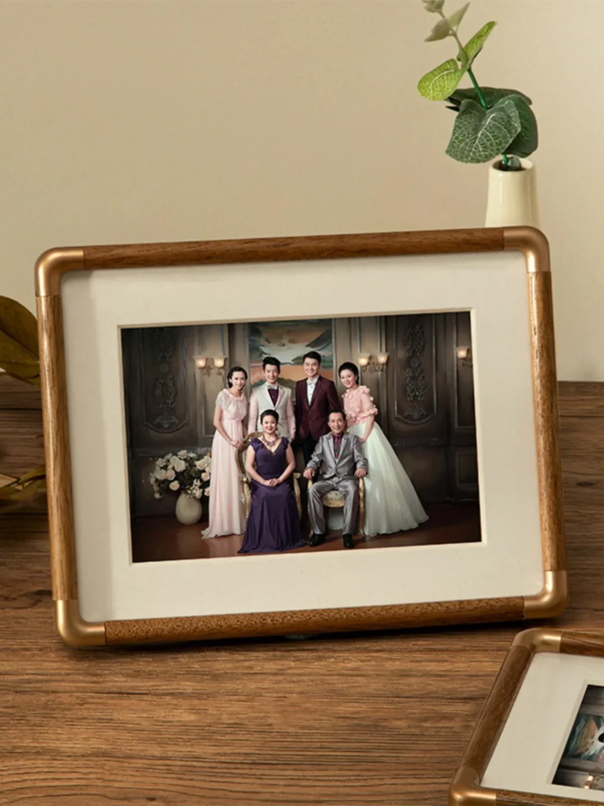 High-end real wood photo frame, framed 6 washed photo prints to make a family portrait frame