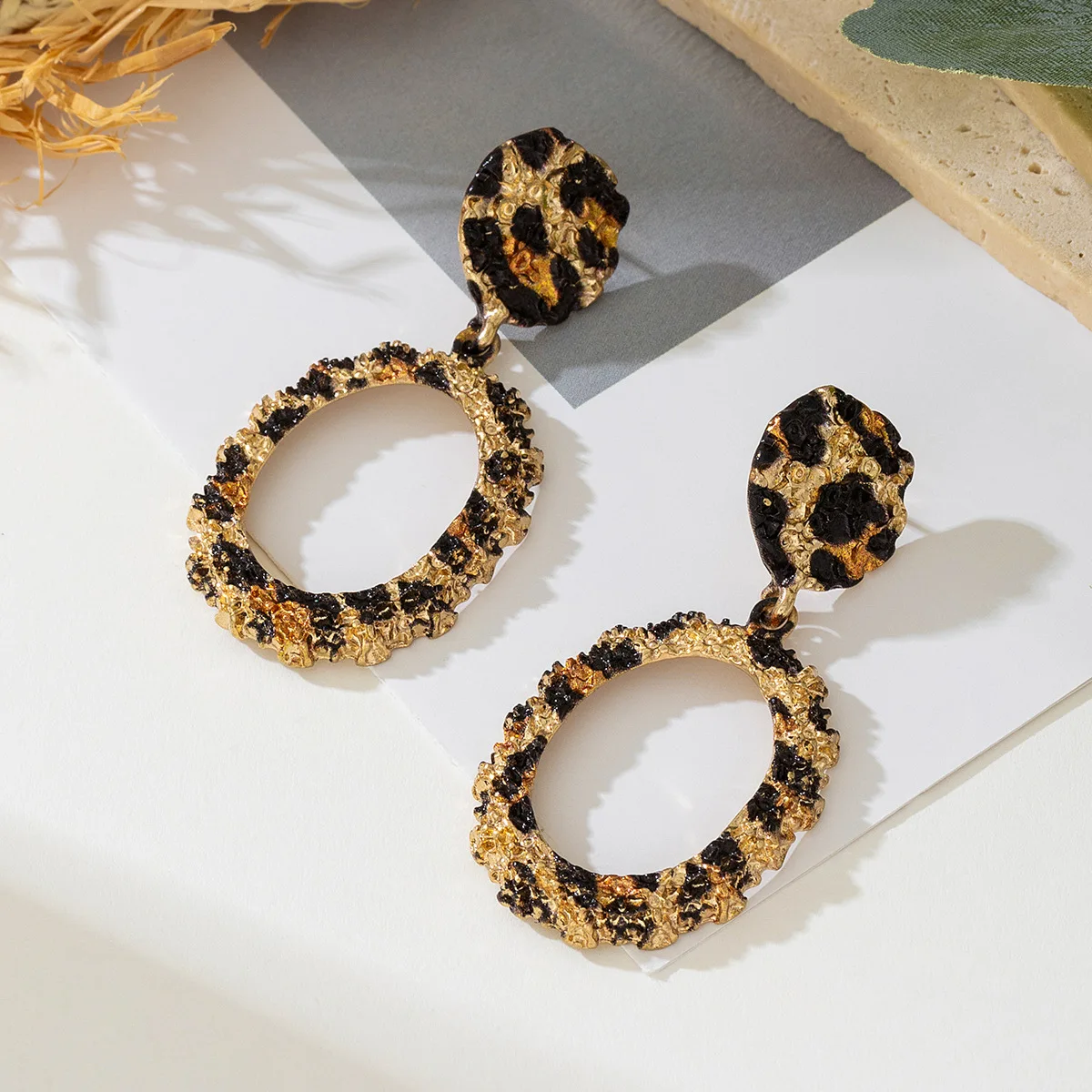 Anting-anting untuk wanita motif macan tutul berlebihan Retro tidak beraturan bantuan telinga geometris aksesoris hadiah pesta mode perhiasan AE231