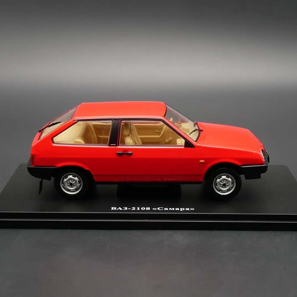 Diecast Ixo 1:24 Scale Lada Samara VAZ 2108 Soviet Old Car Alloy Car Model Collectible Toy Gift Souvenir Display Ornament