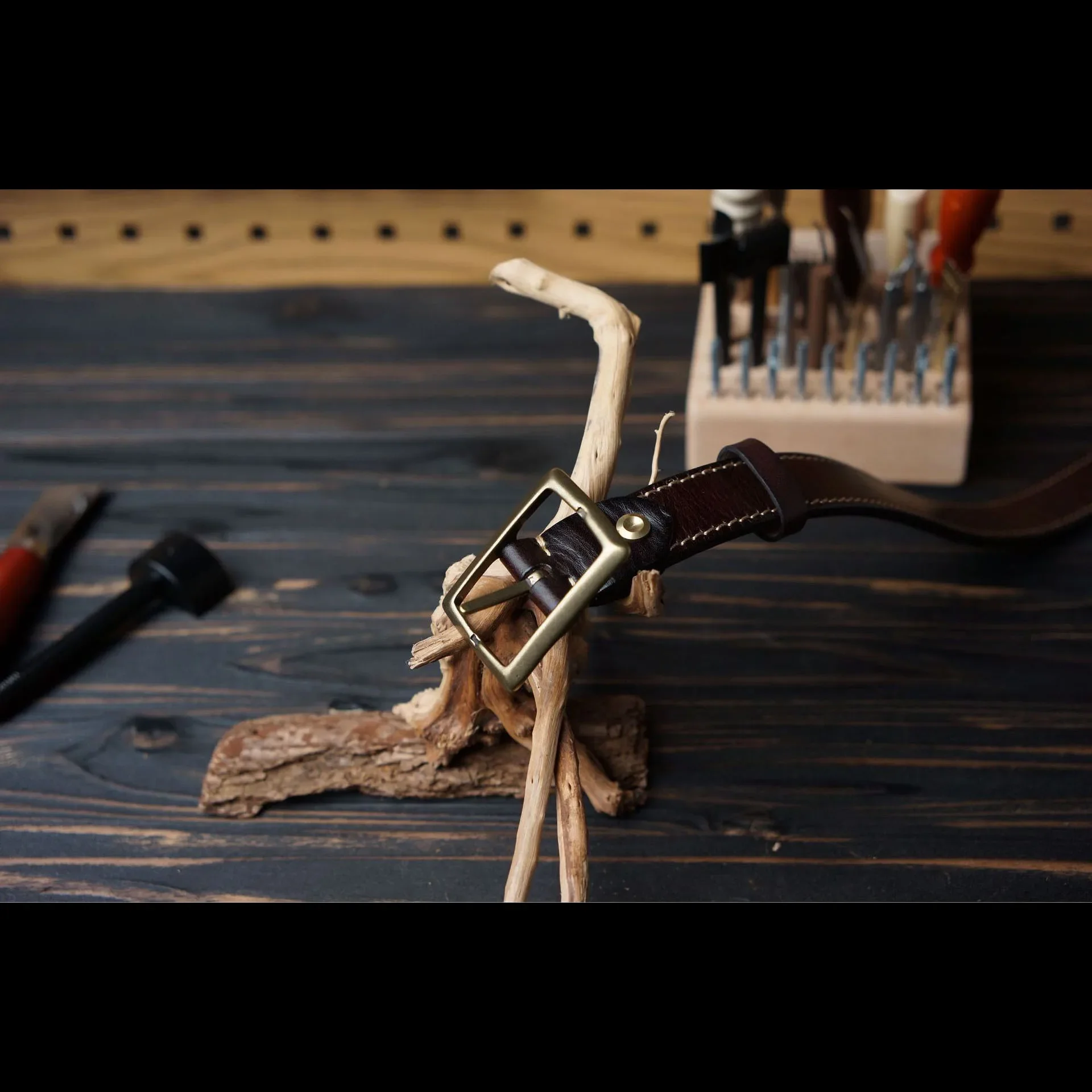 حزام جلدي مخيط بسمك 5.5 مم على الطراز القديم مع مشبك نحاسي صلب بعرض 3.3 سم إصدار ضيق #4