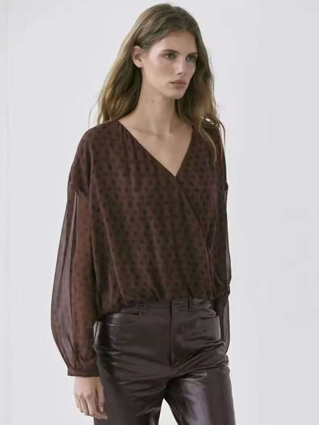 

Ele V-Ne Long Sve irt Women's Casual Commute Sle Cheered Drapey Top Spring New Arrival Brown Polka Dot Blouse