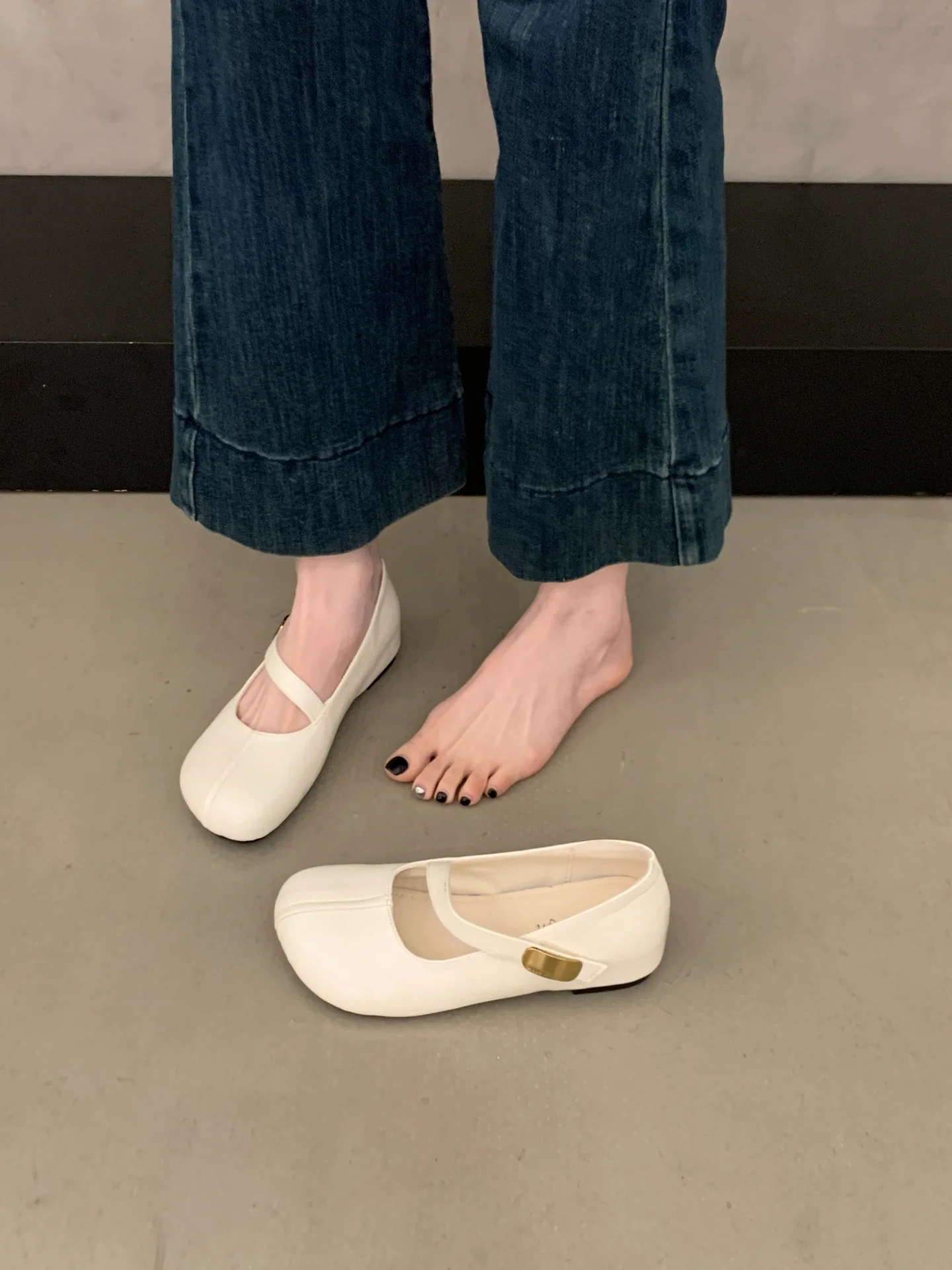 シルバーカラーのフラットボトムシングルシューズ女性のバレエスタイルメリージェーン小さな革靴春夏スカートマッチング