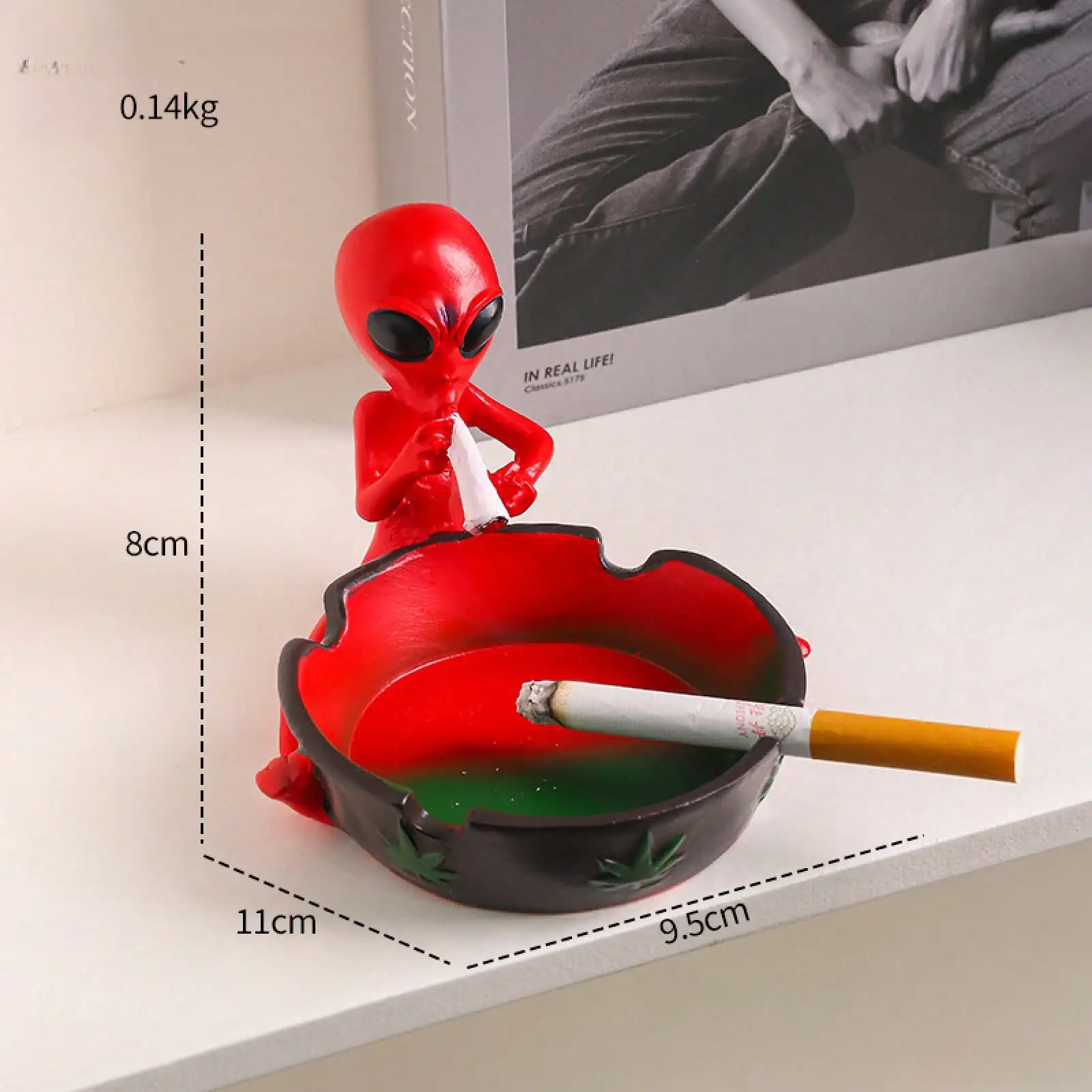 A Martian Ashtray Alien，Space Person Home Living Room Hotel Office Desktop Ornament