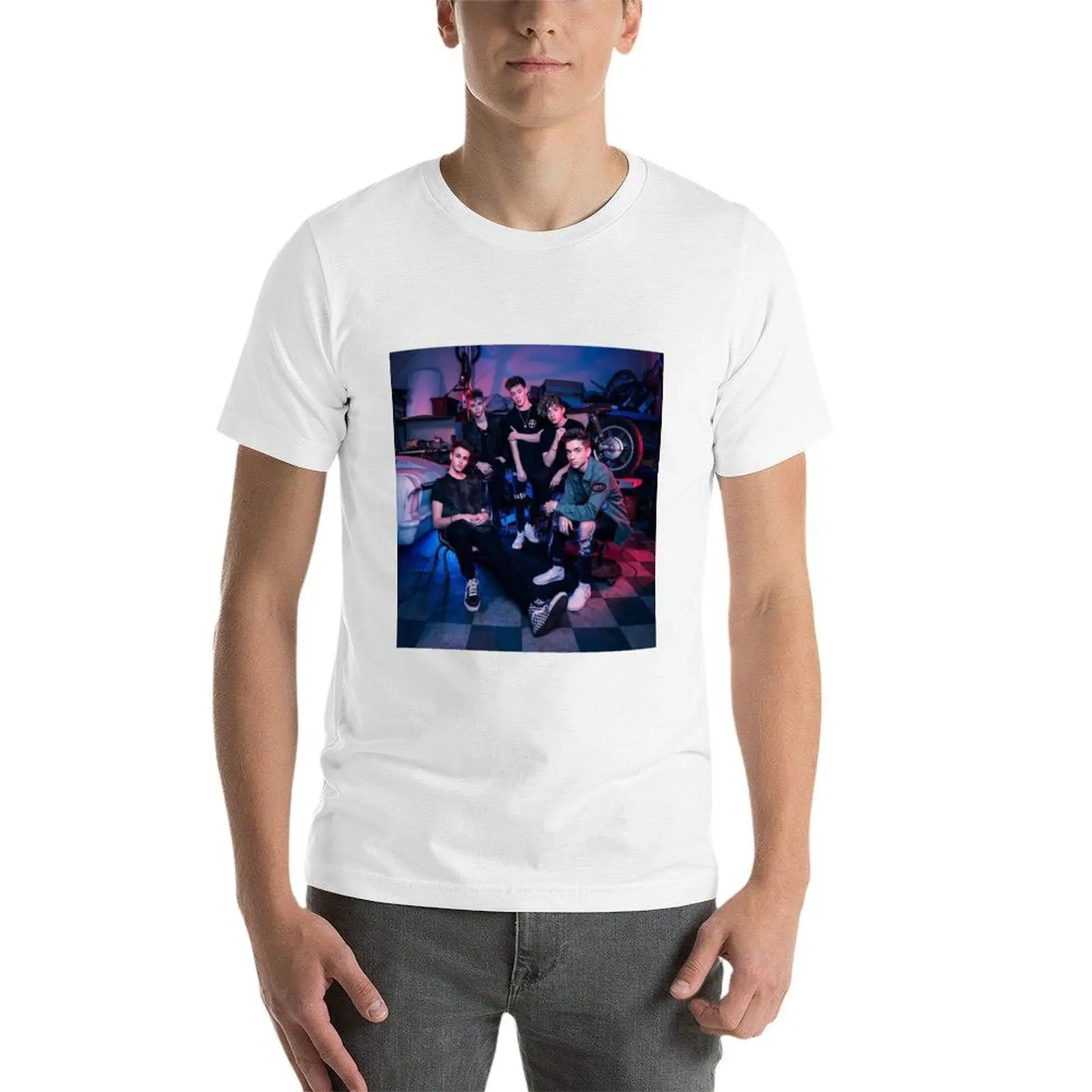 قميص للرجال من القطن قمصان أنيمي على جانب الطاولة. طباعة تي شيرت مخصص تي شيرت ناعم