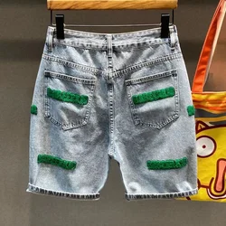 Męskie krótkie spodenki jeansowe Haftowane męskie spodenki jeansowe z grafiką tekstową Oryginalny trend Popularne letnie luksusowe kowbojskie guziki Retro