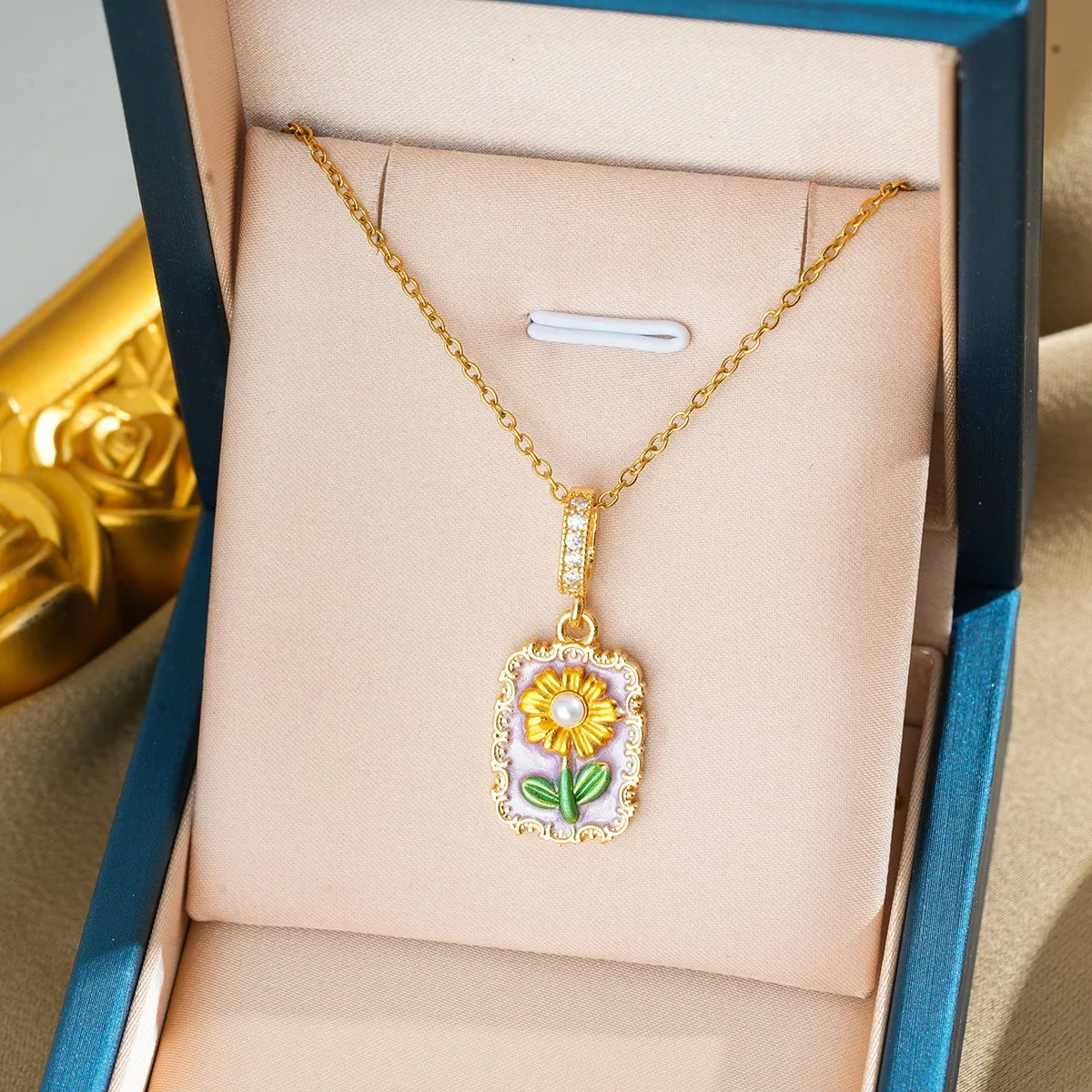 مينا على شكل لوحة زيتية أنثوية، لؤلؤ المياه العذبة، عباد الشمس، سلسلة من الفولاذ التيتانيوم