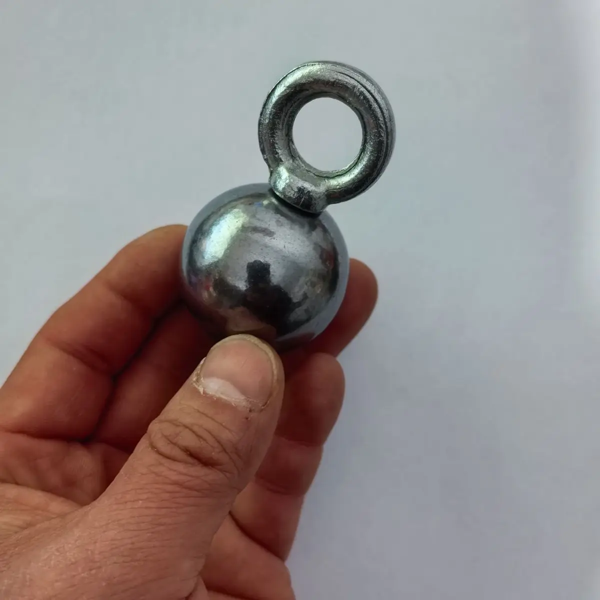 

Outdoor Portable EDC Creative Solid Iron Ball M8 Threaded Half Hole Self-defense Rope Ball Accessory Tools