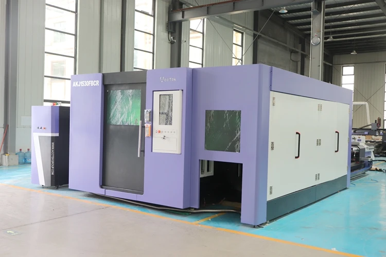 1000W 2000W 3000W โลหะสแตนเลสเครื่องตัดแผ่นและหลอด Cnc เครื่องตัดไฟเบอร์เลเซอร์ราคา