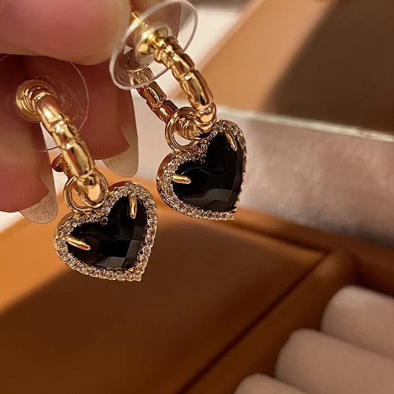 

Premium retro black agate peach heart stud earrings French light luxury