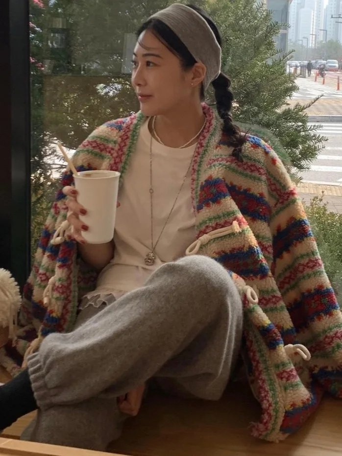 เสื้อโค้ทผ้าฝ้ายสไตล์ลำลองสำหรับผู้หญิง รุ่นใหม่ล่าสุดสำหรับฤดูหนาว ตกแต่งด้วยกระดุมเก๋ไก๋ ผลิตโดยผู้ผลิตชาวจีน