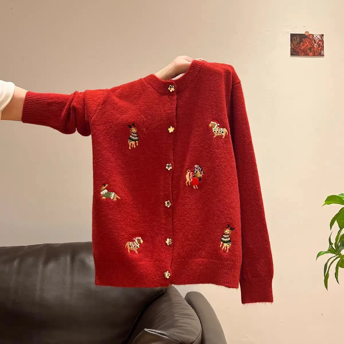 

Red Christmas atmosphere wearing sweater cardigan women's autumn and winter new cartoon embroidered knitted coat