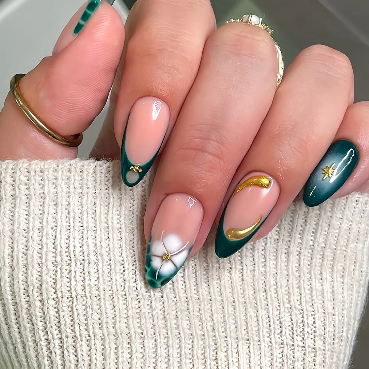 

24Pcs Green Texture French Fake Nails Flower 3D Golden Starburst Press on False Nails Mid-length Almond Detachable Manicure Tips