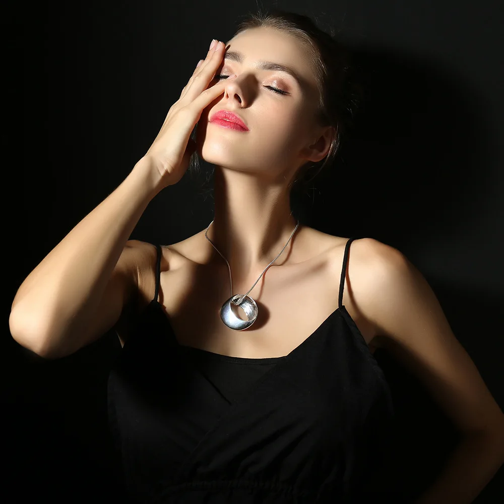 DIY accessories Short necklace explosion European and American simple niche design female high-end jewelry metal collarbone