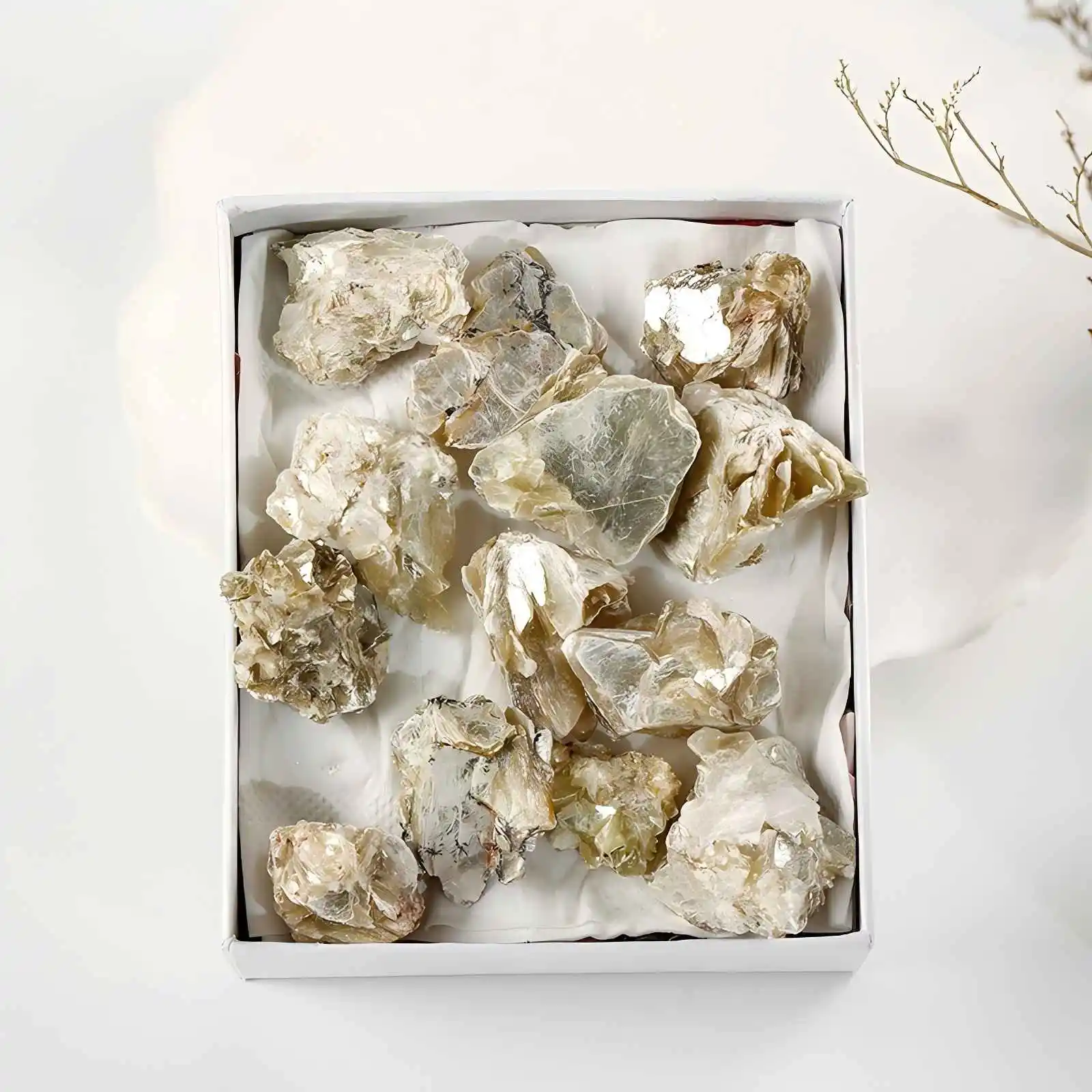 Zufällige 1 BOX Hochwertige Goldene Mica Geschenkbox Dekoration Natürlicher Kristall Rohstein, Geburtstagsgeschenk, Szenendekoration.
