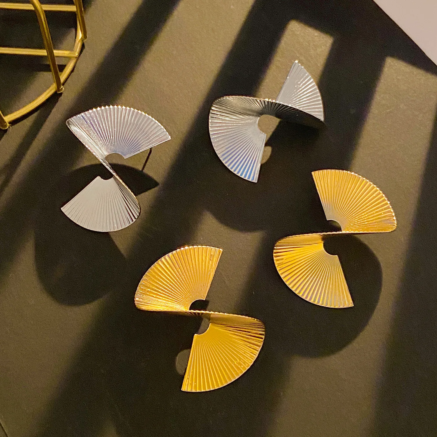 Distorted Fan Design Exaggerated Fashion Big Stud Earrings for Women Europe and American Style Personality Party Ear Jewelry