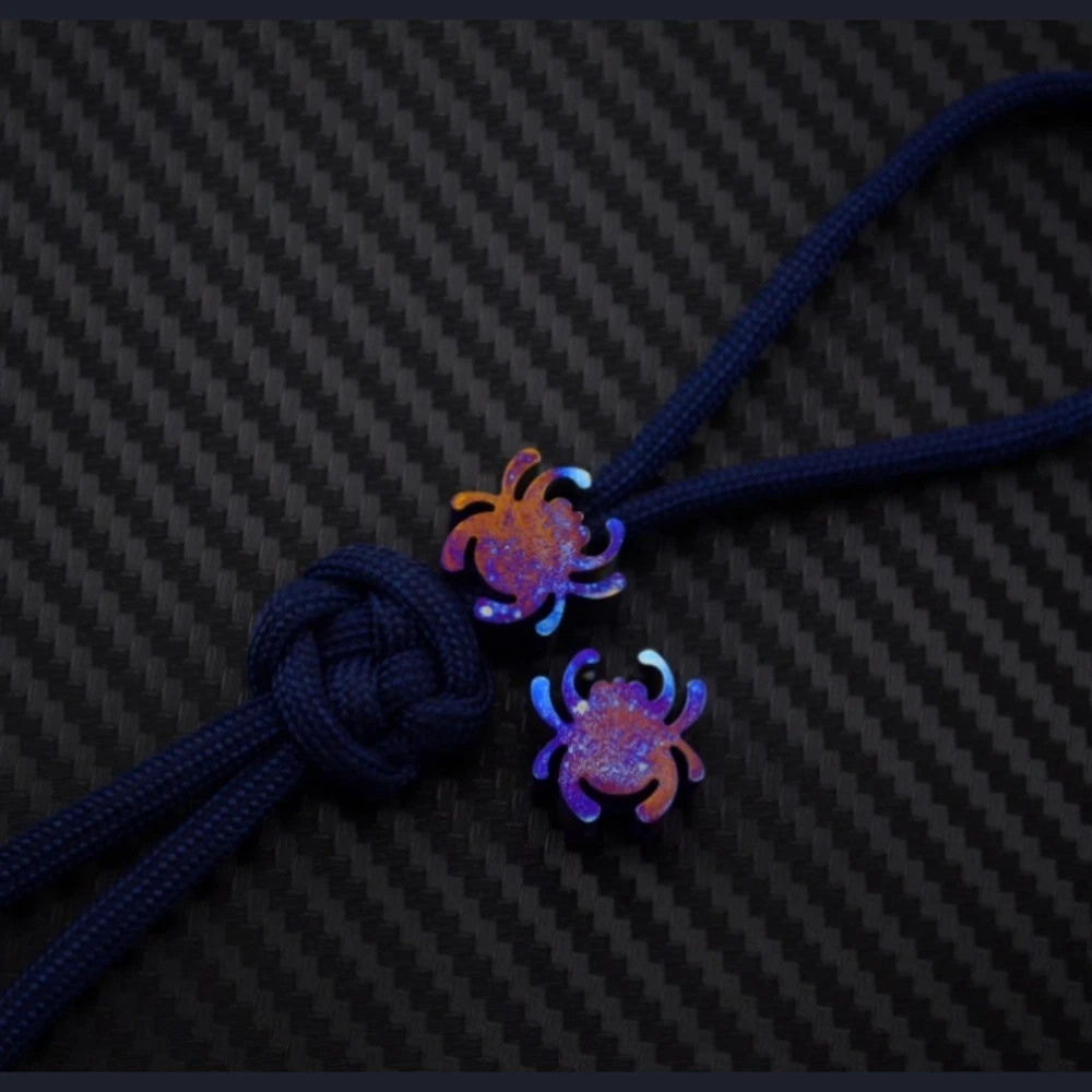 قلادة عنكبوت من التيتانيوم مُشكَّلة باستخدام الحاسب الآلي - لمسة نهائية قزحية الألوان بلون حراري، تناسب سكين/باراكورد/سلك تيتانيوم #4