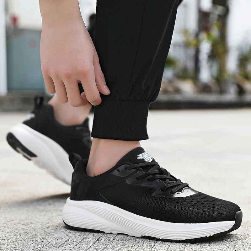 Sepatu olahraga kasual unisex fashion empat musim baru nyaman outdoor anti selip penambah tinggi bernapas sepatu lari