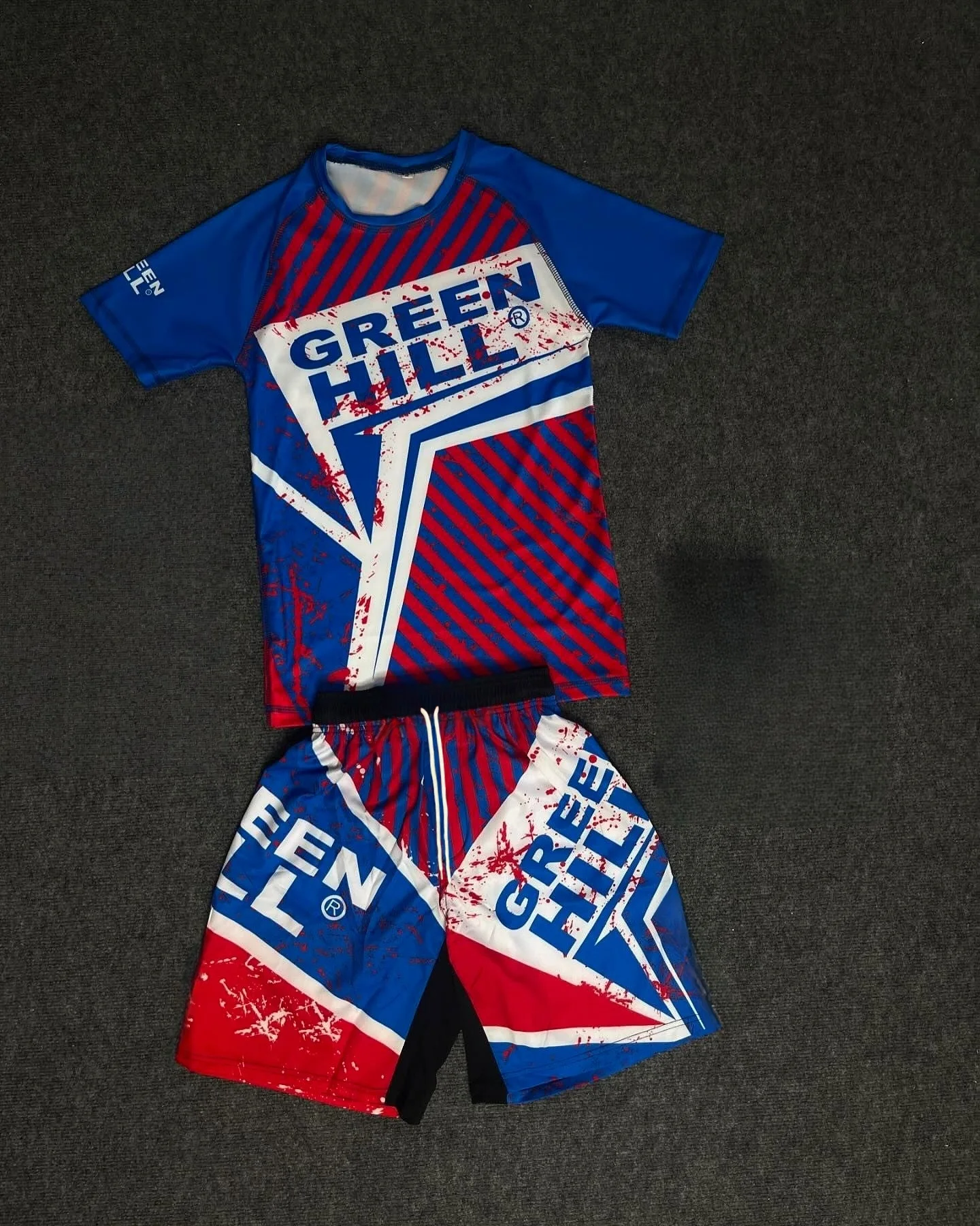 Image of Herren Rot-Blau Gestreiftes Rash Guard & Shorts Set Schnelltrocknend MMA-Stil Kompressions-Sportset Atmungsaktive Trainingsuniform