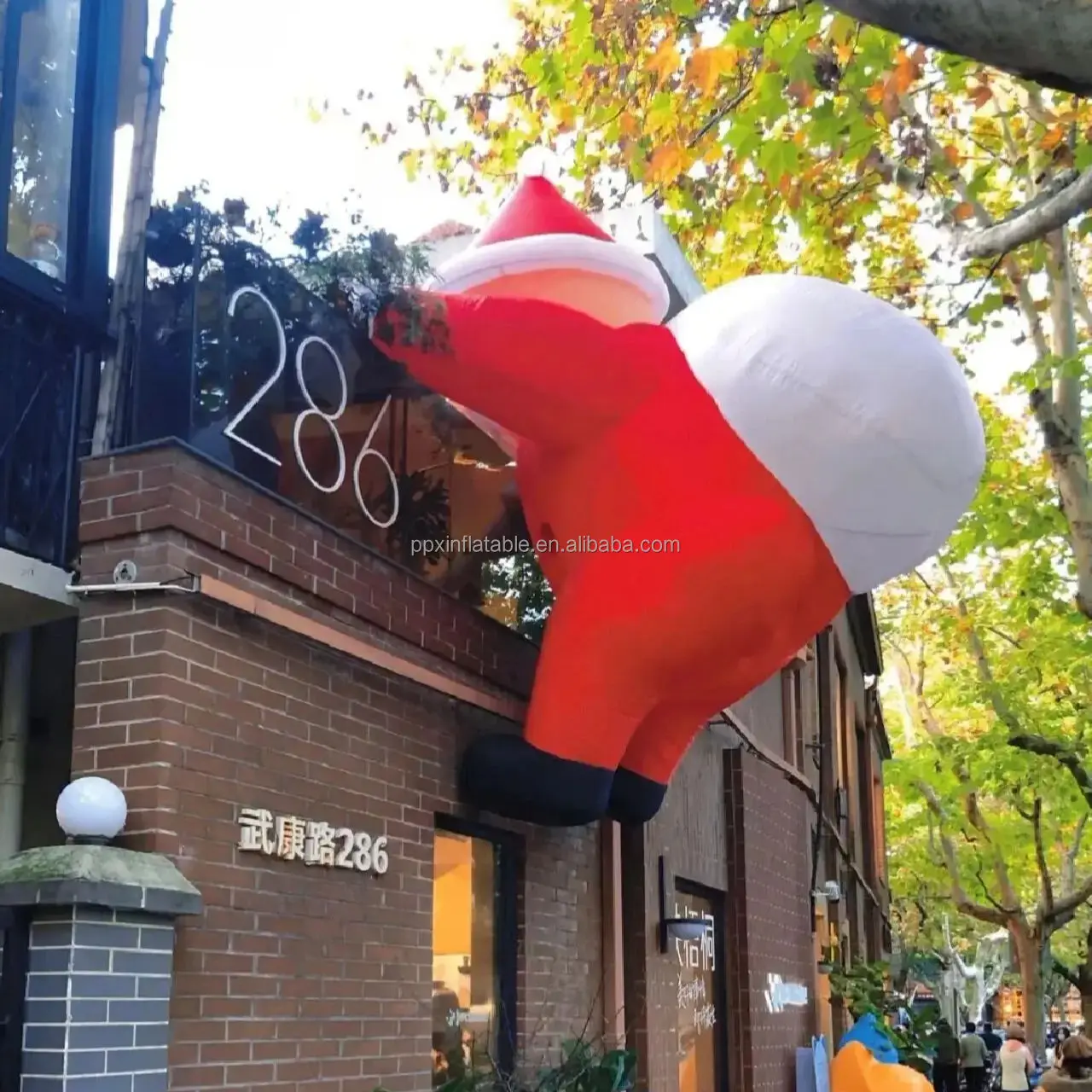 Customized Outdoor Christmas Decoration Giant Christmas Inflatable Santa Claus Wall Decor