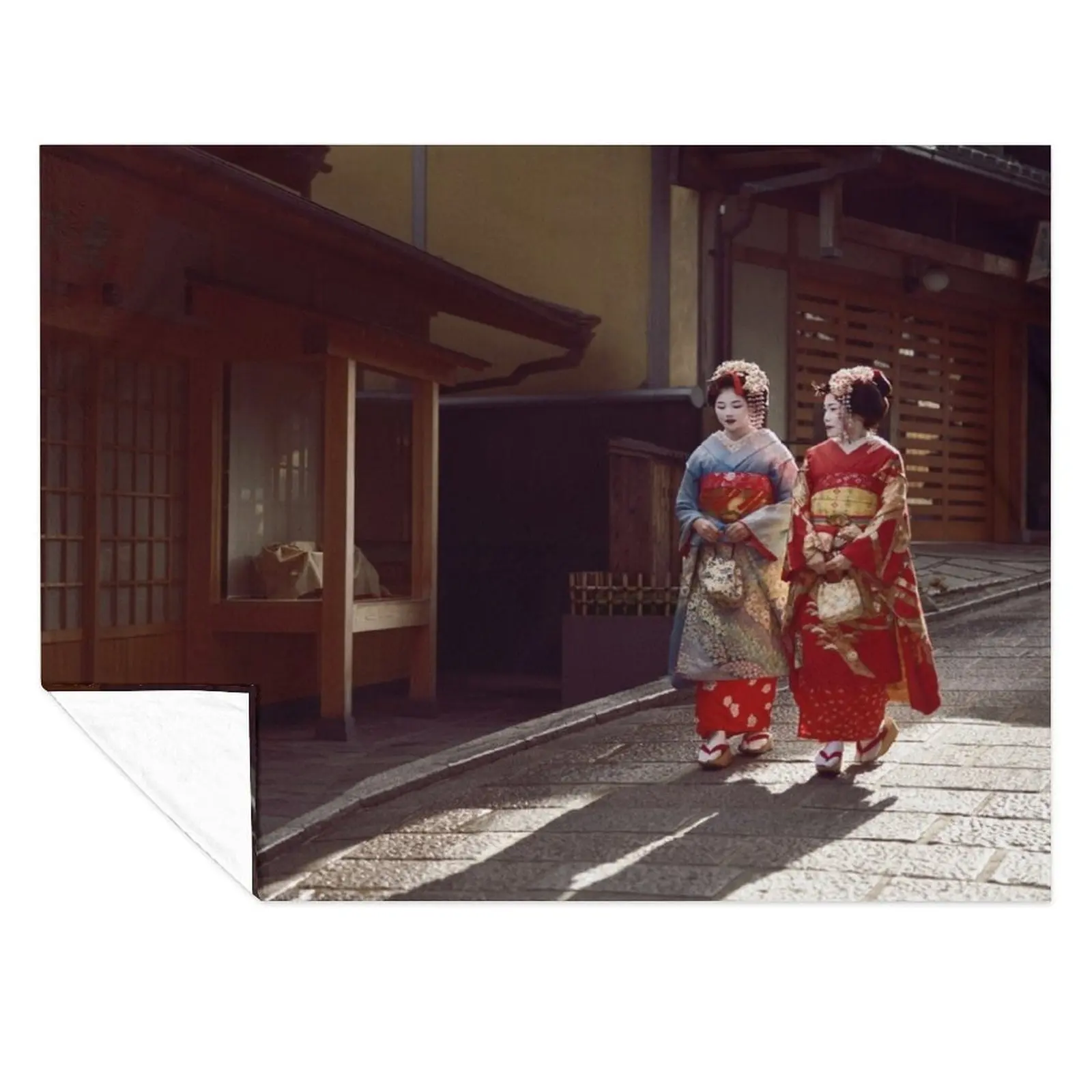 Двое гейши ученики Мако в ярком кимоно, прогулке в старой улике в Киото, японском художественном фотопринте, плед