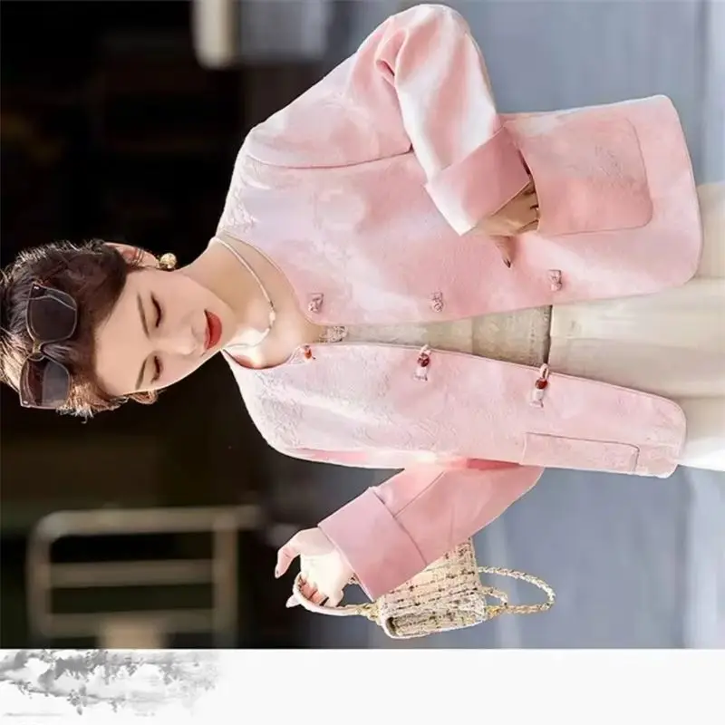 

Большой размер, свободная куртка в китайском стиле Jcquard, бежевый 2026, весенний блейзер с круглым вырезом, модное короткое пальто, топ, женская осенняя верхняя одежда розового цвета