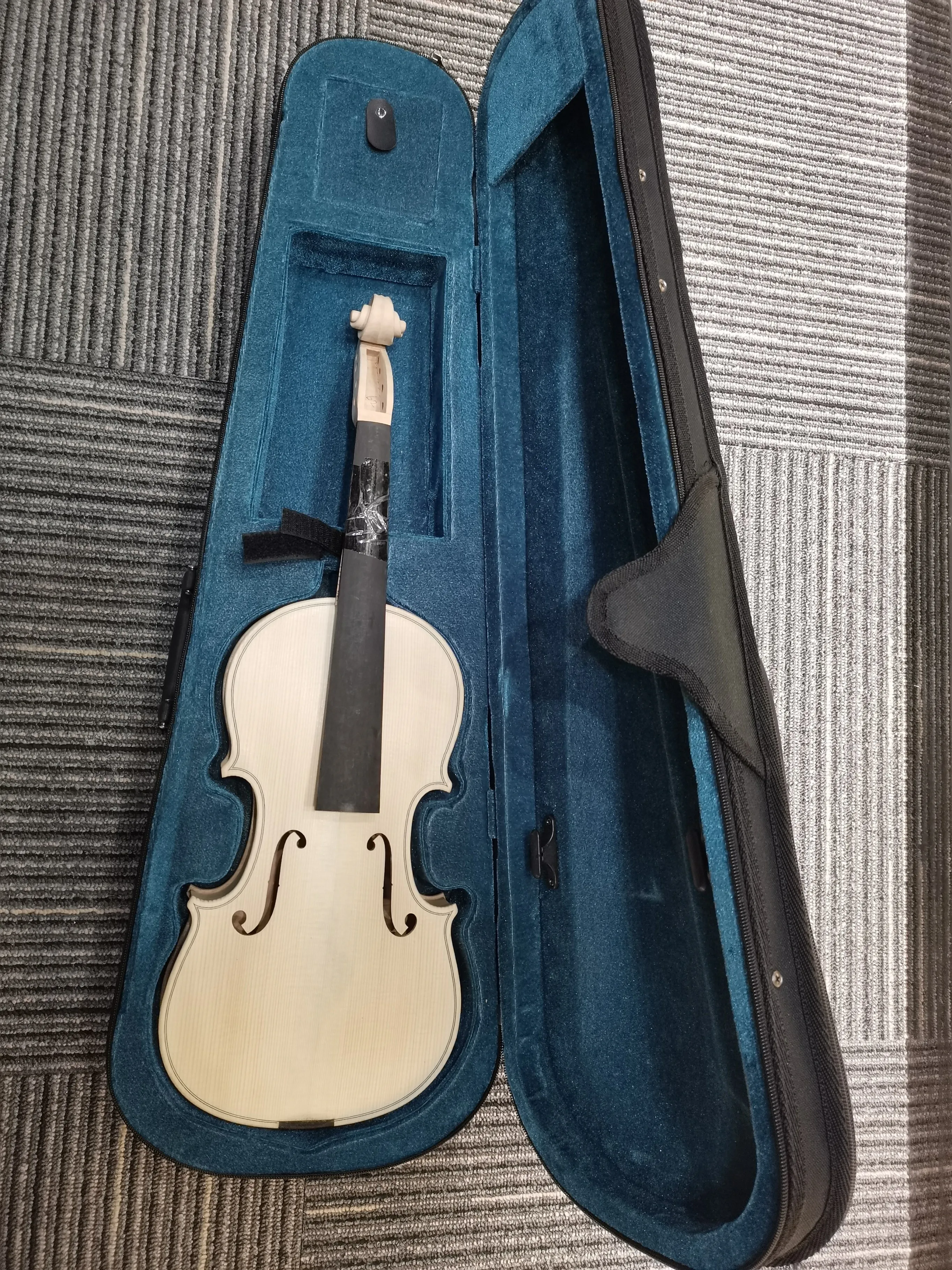 4/4 ebony flat button white embryo violin with case and bow, physical pictures available in stock.