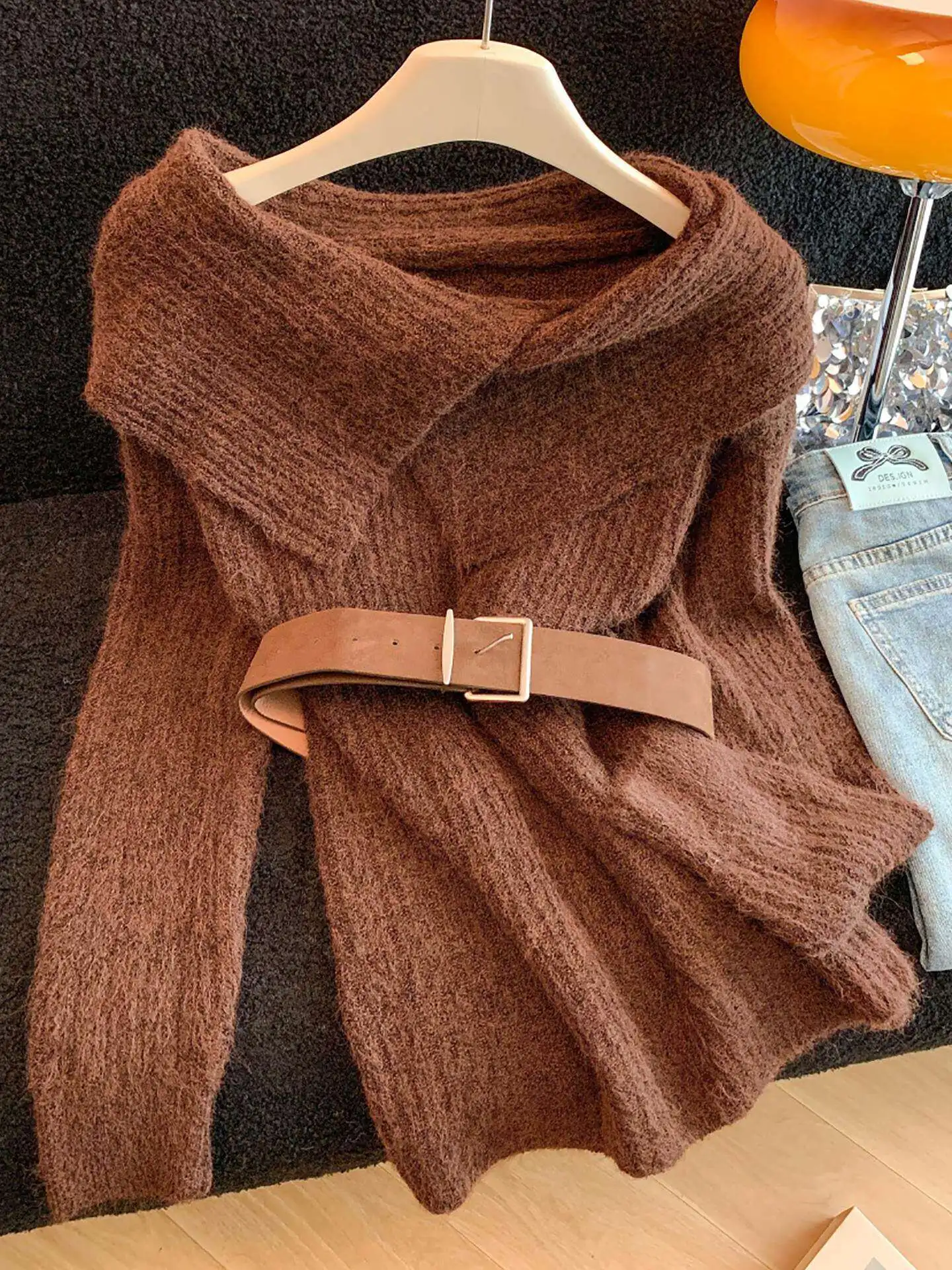 

Свитер с асимметричным воротником и открытыми плечами, длинный рукав, модный свободный крой, с поясом, вязаный топ для женщин.