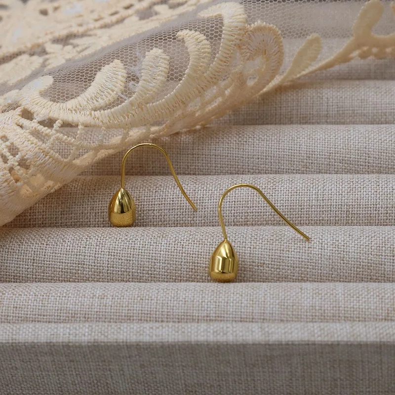 

Простые серьги-гвоздики в форме капли, металлические, с позолотой, глянцевые, универсальные