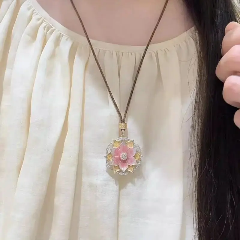 Halskette mit Lotus-Anhänger aus Metall für Damen im Retro-Schmuckstil im chinesischen Stil