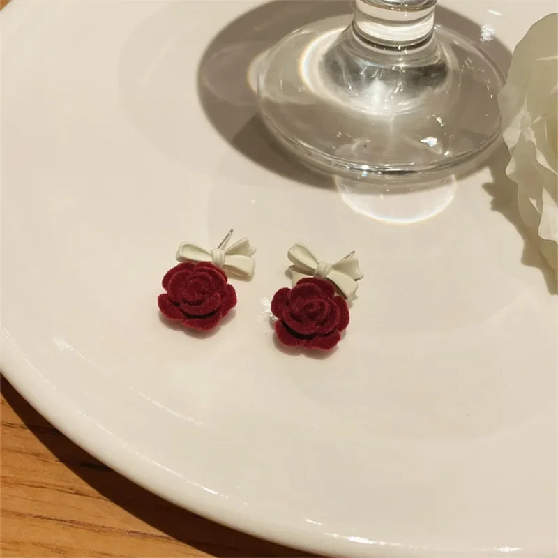 الأحمر المخملية زهرة المرأة أقراط S925 الفضة إبرة فراشة عقدة لا ثقب المجوهرات العصرية كليب على أقراط الأذن الأصفاد