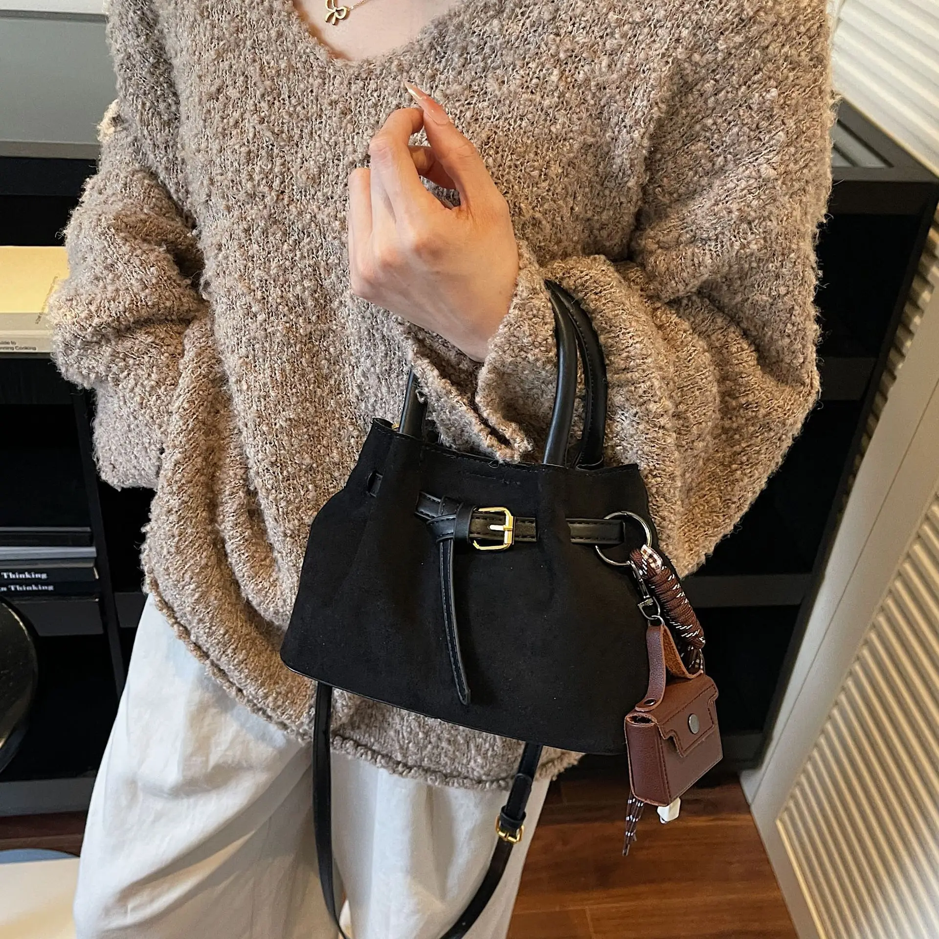 

2025 Retro Women's Bucket Bag, Genuine Leather Multi-way Shoulder Crossbody Purse, Vintage Handbag for Work Commute & Dating