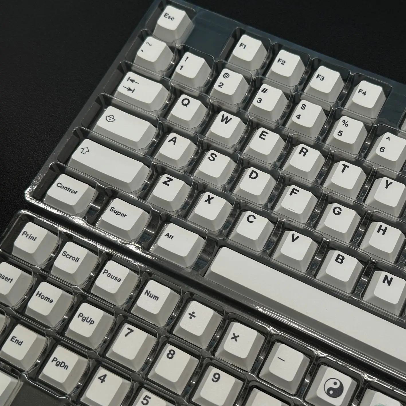 

Minimalist White Cherry Height Keycaps 120-key Keycaps Sublimated Key Caps PBT Keycaps Suitable For Mechanical Keyboard