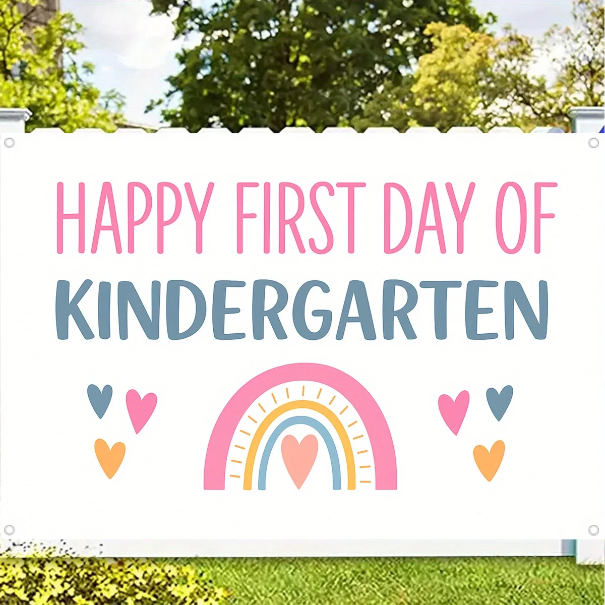 1 pancarta del primer día de jardín de infantes: feliz día de la escuela, telón de fondo de poliéster con corazones coloridos y diseño de arco iris,