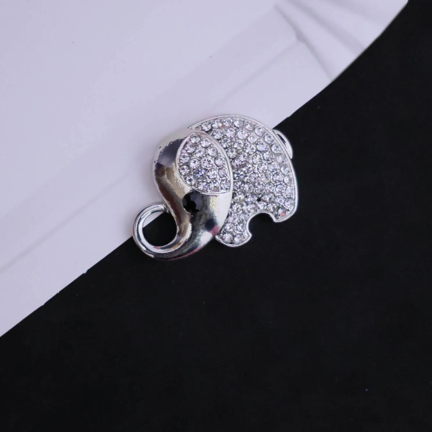 

New simple design elephant rhinestone light luxury magnet suction small brooch fashion badge