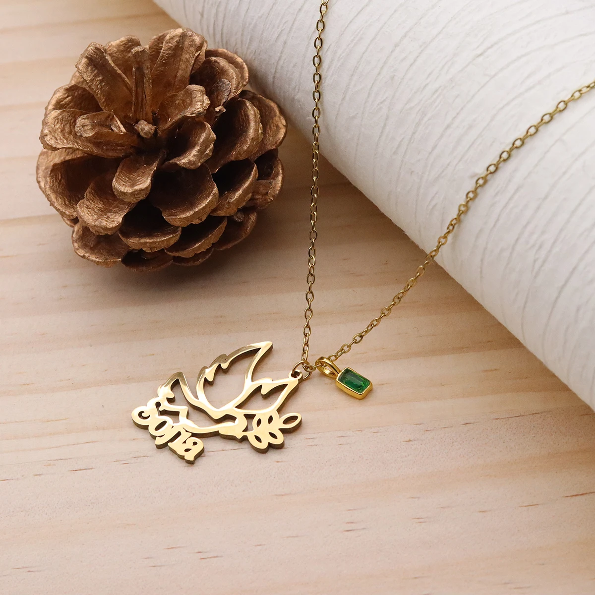 

Ювелирные изделия Chandler с индивидуальным дизайном, оливковой веткой и голубем мира, для женщин, из нержавеющей стали, модное ожерелье золотого цвета, подарки для вечеринок